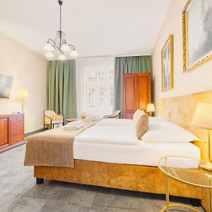 Hotel Reverie - Dependance, Check-In At Metropolitan Star